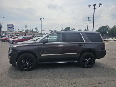 Used 2017 Cadillac Escalade Luxury image 2