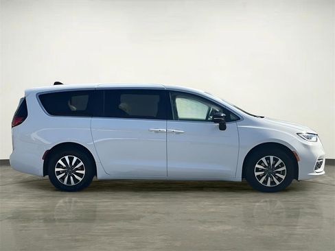 Used 2024 Chrysler Pacifica Select image 13