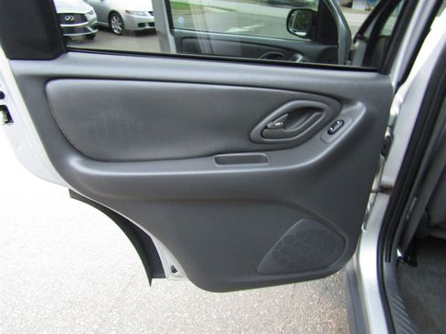 Used 2005 MAZDA Tribute I FWD image 19