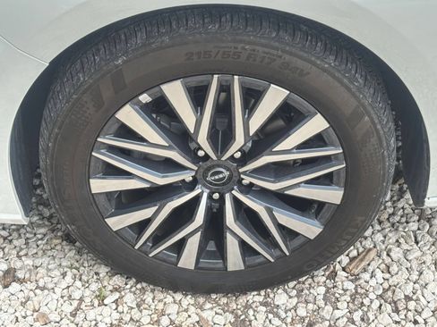 Used 2025 Nissan Altima 2.5 SV FWD image 31