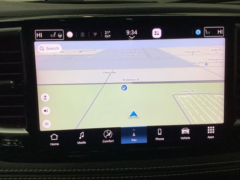 Used 2024 Chrysler Pacifica Limited w/ Uconnect Theater Family Group image 21