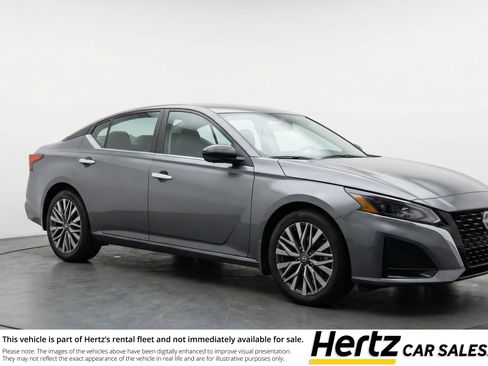 Used 2025 Nissan Altima 2.5 SV image 1