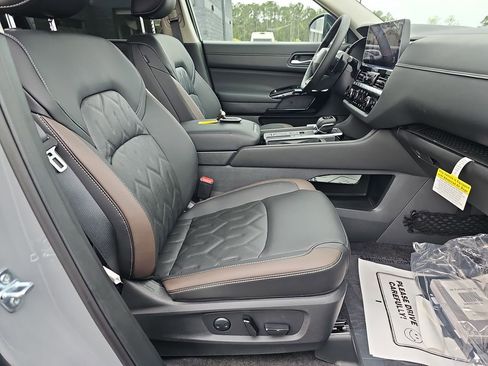 New 2026 Nissan Pathfinder Platinum FWD image 14