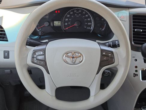 Used 2013 Toyota Sienna LE FWD image 18