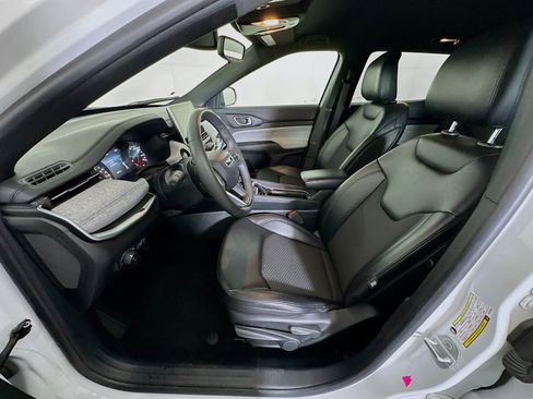 Used 2024 Jeep Compass Latitude image 13