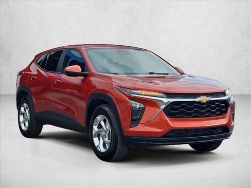 Used 2024 Chevrolet Trax LS w/ LS Convenience Package FWD image 2