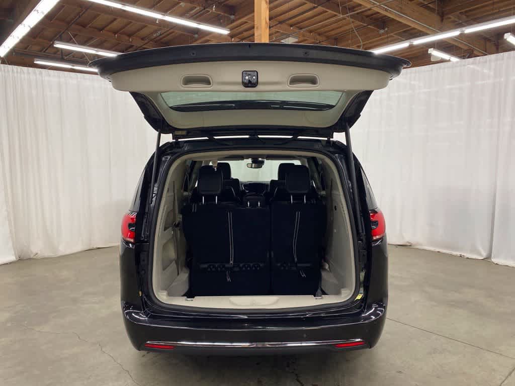 Used 2023 Chrysler Pacifica Touring-L FWD image 28