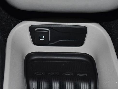 Used 2024 Chrysler Pacifica Touring-L image 21