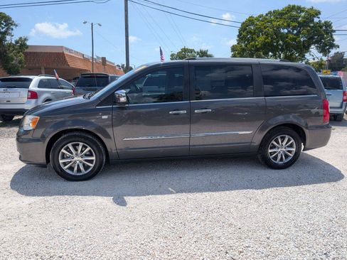 Used 2014 Chrysler Town & Country Touring-L FWD image 4
