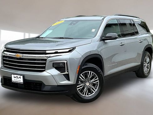 Used 2025 Chevrolet Traverse LT AWD/4WD image 1