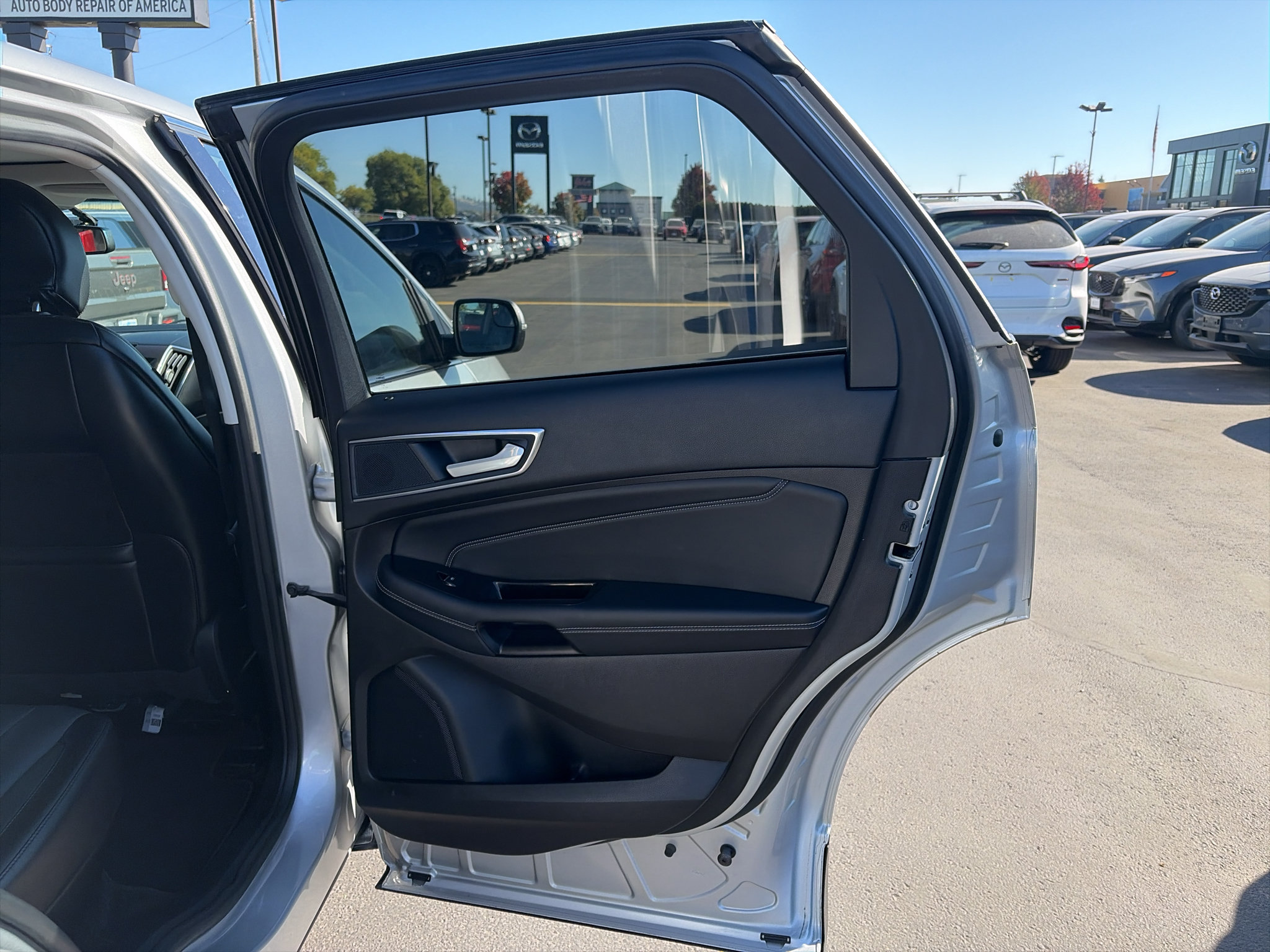 Used 2018 Ford Edge Titanium w/ Equipment Group 301A AWD/4WD image 15