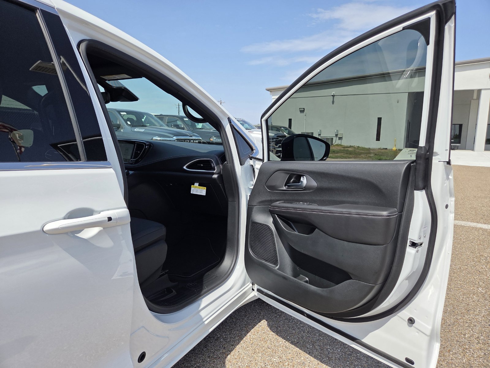 New 2026 Chrysler Pacifica Select FWD image 17