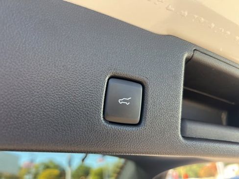 Used 2025 Ford Escape SE image 23