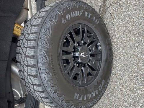 Used 2025 Chevrolet Silverado 2500 ZR2 w/ Technology Package image 9