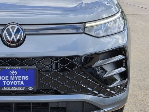 Used 2025 Volkswagen Tiguan SE R-Line FWD image 4