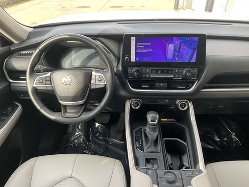 Used 2025 Toyota Grand Highlander AWD image 10