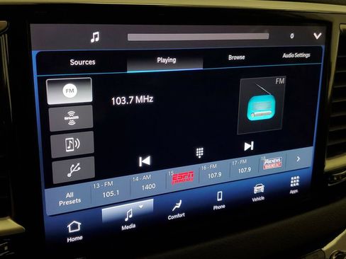 Used 2023 Chrysler Pacifica Touring-L image 18