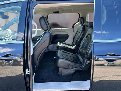 Used 2023 Chrysler Pacifica Touring-L FWD image 14