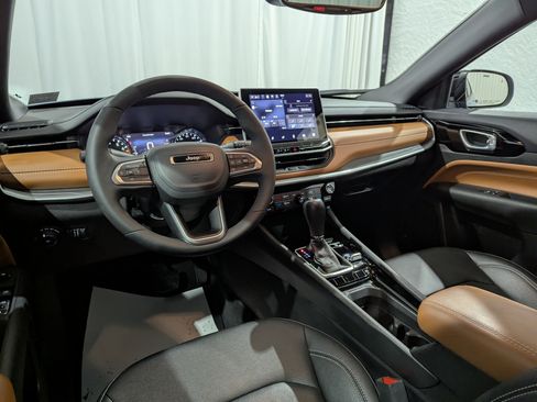 Used 2025 Jeep Compass Limited image 11