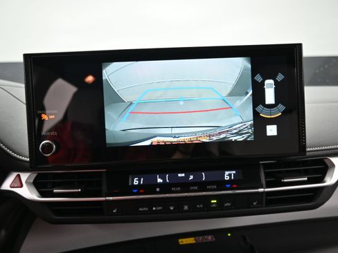 Used 2025 Toyota Sienna XSE w/ XSE Plus Package FWD image 20
