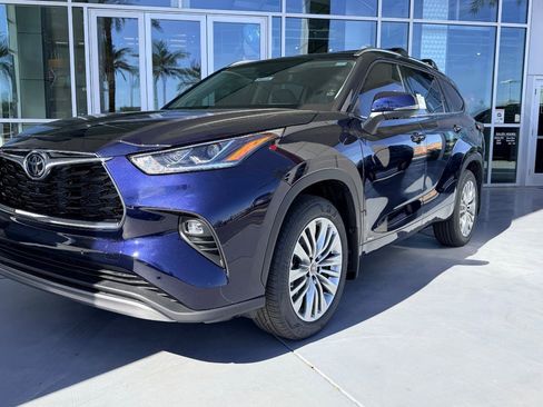 New 2026 Toyota Highlander Platinum image 2