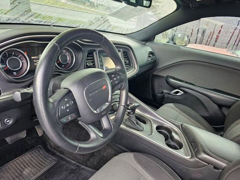 Used 2015 Dodge Challenger SXT image 18