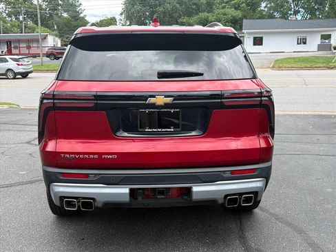 Used 2025 Chevrolet Traverse LT w/ Driver Confidence Package AWD/4WD image 4