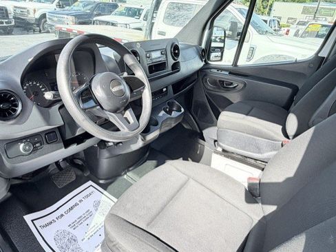 Used 2019 Freightliner Sprinter 2500 RWD image 11