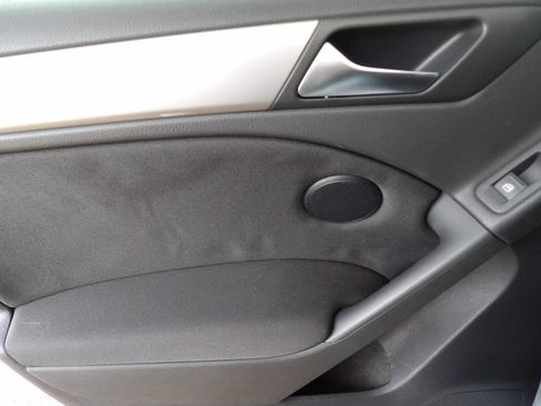 Used 2011 Volkswagen Golf 4-Door image 17