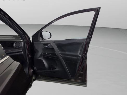 Used 2018 Toyota RAV4 SE image 28