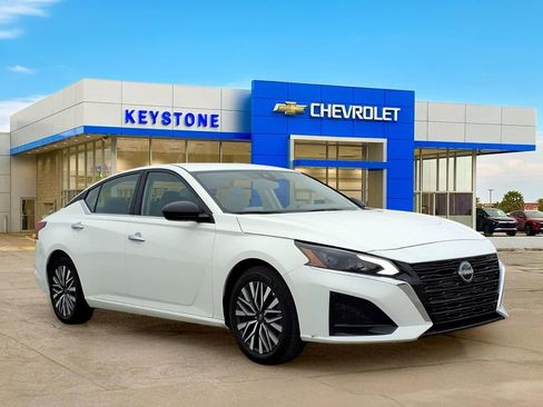 Used 2025 Nissan Altima 2.5 SV FWD image 1