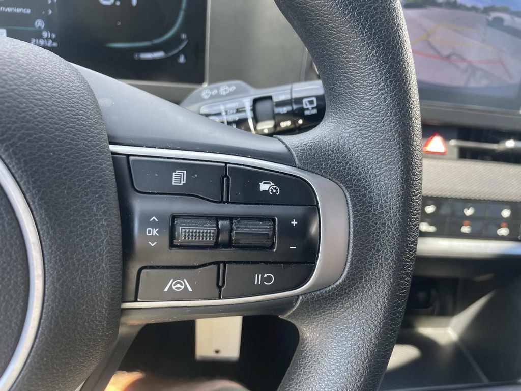 Used 2025 Kia Sportage LX AWD/4WD image 29