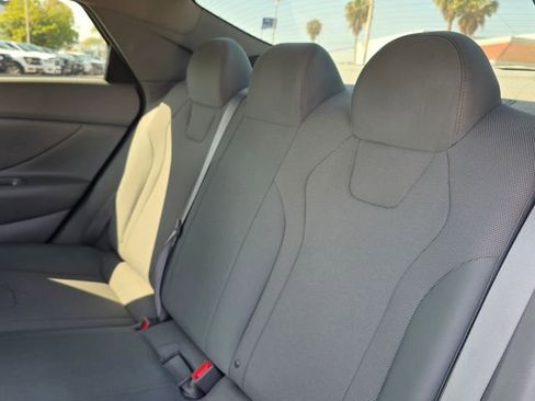 Used 2021 Hyundai Elantra SE FWD image 17