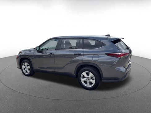 Used 2025 Toyota Highlander LE FWD image 9