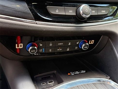 Used 2024 Buick Enclave Premium image 18
