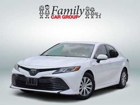 Used 2018 Toyota Camry LE FWD image 1