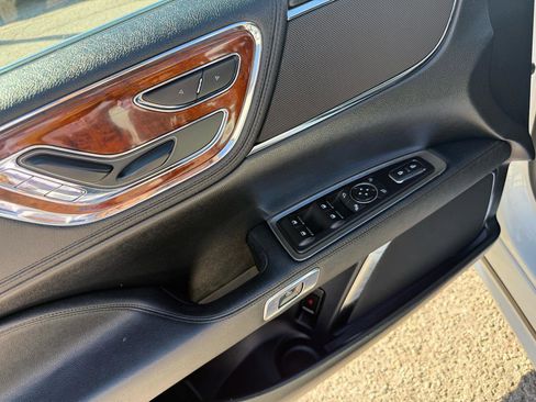 Used 2020 Lincoln Continental image 12