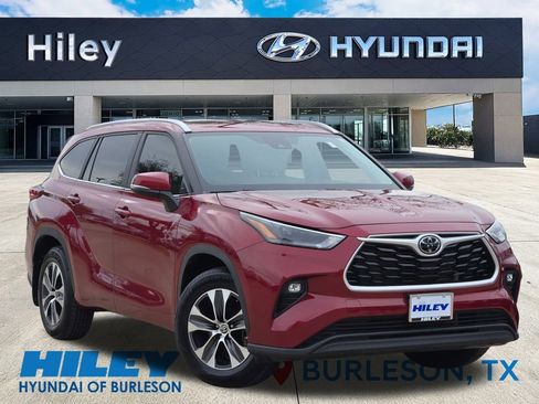 Used 2023 Toyota Highlander XLE image 2