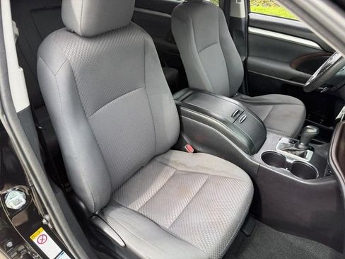 Used 2018 Toyota Highlander LE w/ Protection Package #3 AWD/4WD image 11