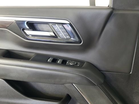 Used 2025 Chevrolet Suburban LT RWD image 26