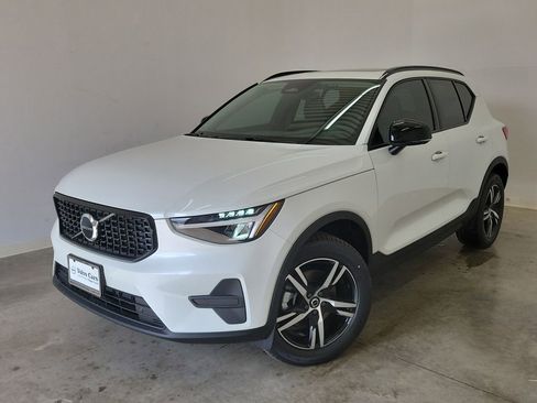 New 2026 Volvo XC40 B4 Core image 34