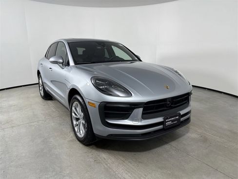 Certified 2025 Porsche Macan image 9