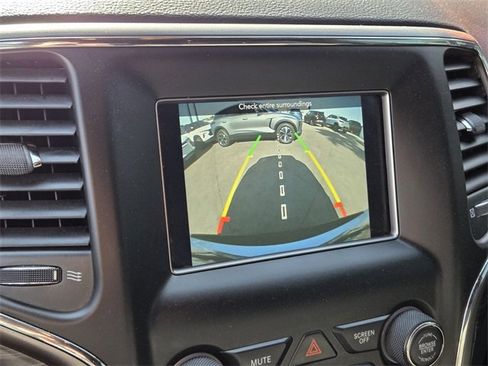 Used 2019 Jeep Grand Cherokee Laredo image 21