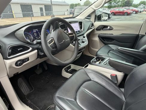 Used 2024 Chrysler Pacifica Touring-L FWD image 4