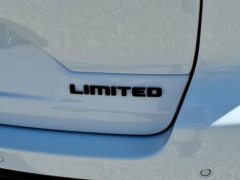 Used 2025 Jeep Grand Cherokee Limited w/ Luxury Tech Group II AWD/4WD image 9