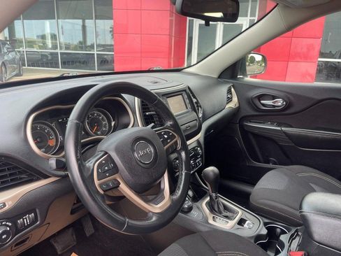 Used 2015 Jeep Cherokee Latitude AWD/4WD image 16