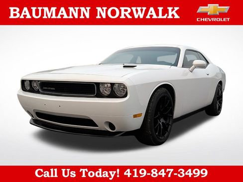 Used 2013 Dodge Challenger SXT RWD image 1