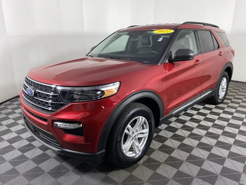 Used 2022 Ford Explorer XLT w/ Equipment Group 202A image 10