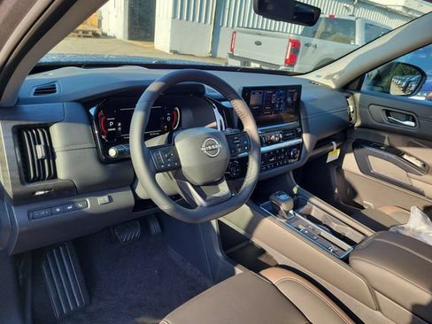 New 2026 Nissan Pathfinder Platinum FWD image 17