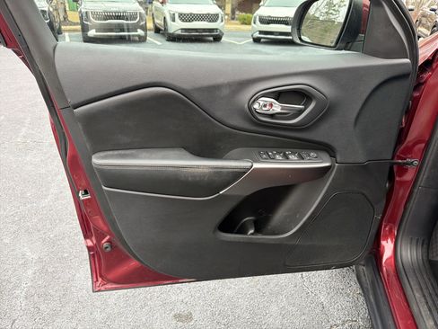 Used 2019 Jeep Cherokee Latitude Plus image 10